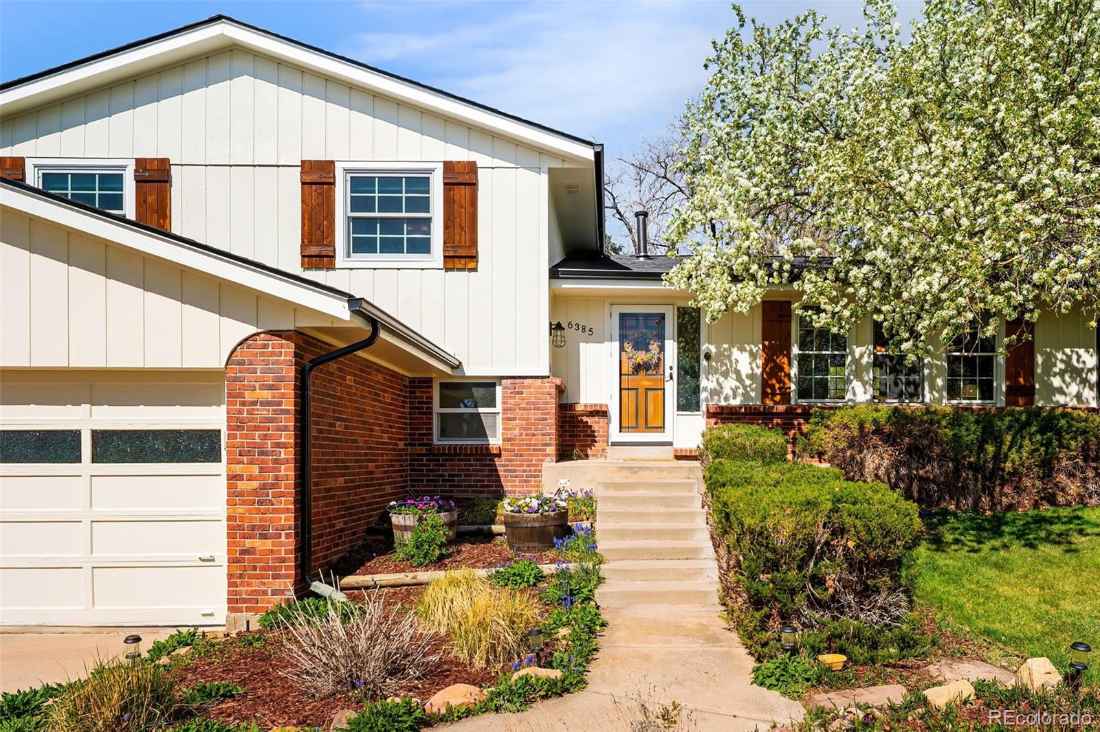 6385 s jay way, Littleton sold home. Closed on 2025-05-15 for $675,000.