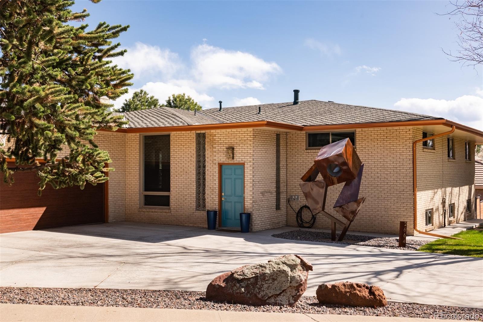 2664 S Fenton Court, lakewood MLS: 4609147 Beds: 4 Baths: 3 Price: $975,000
