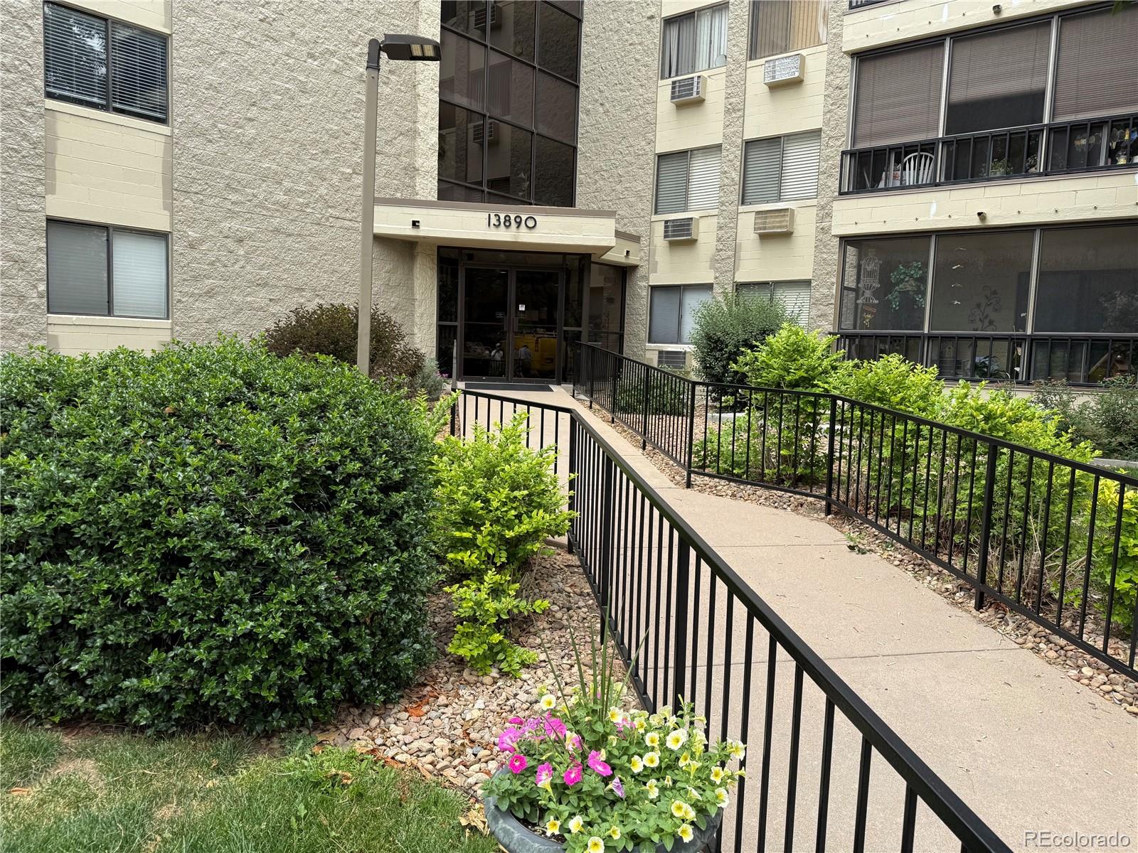 Heather Gardens Aurora Condo / Townhome | MLS #: 249388913890 E Marina Drive 602, Aurora Beds: 2 Baths: 2 Price: $319,000