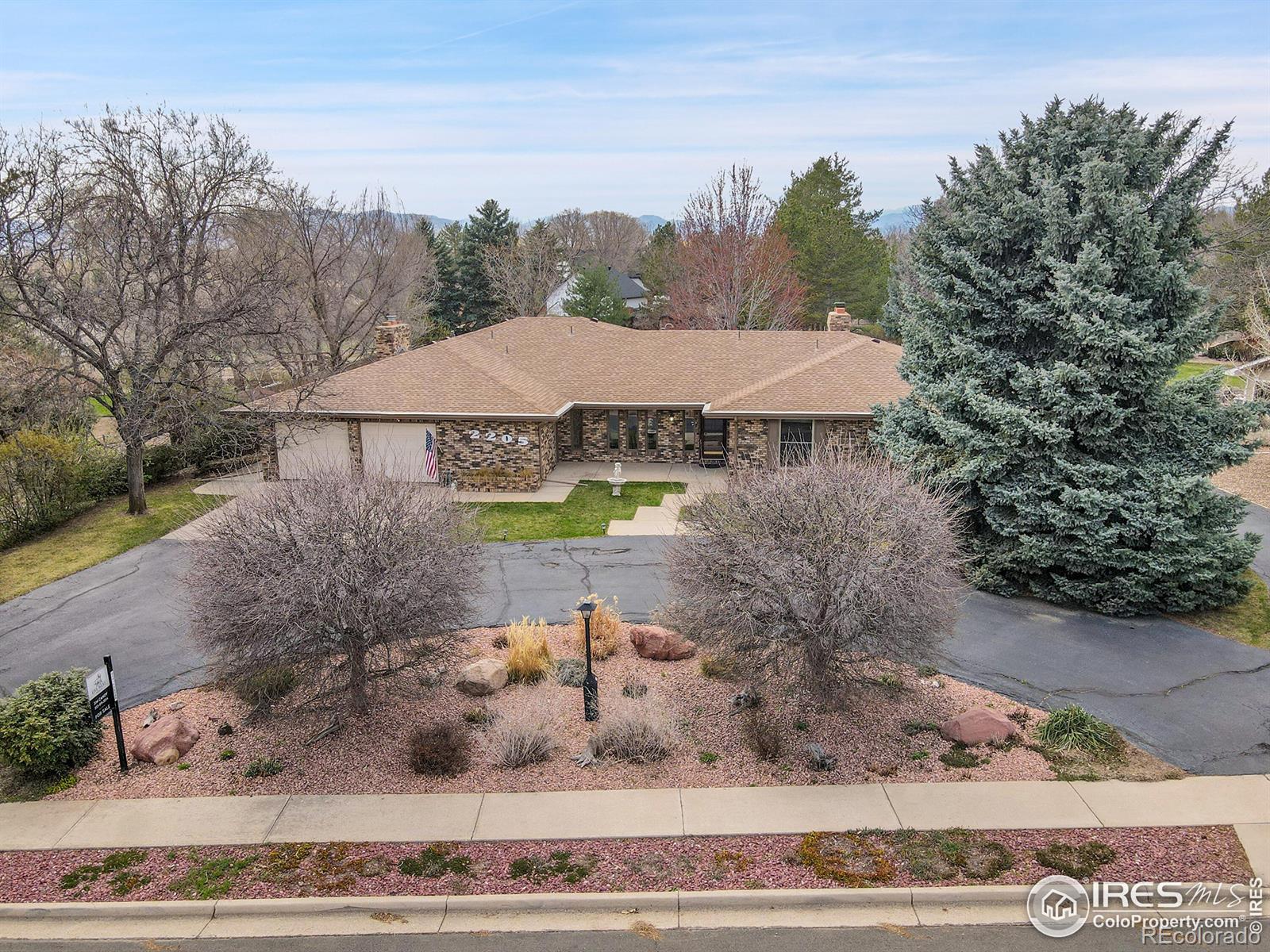 2205  Lake Park Drive, longmont MLS: 4567891030608 Beds: 3 Baths: 3 Price: $1,075,000