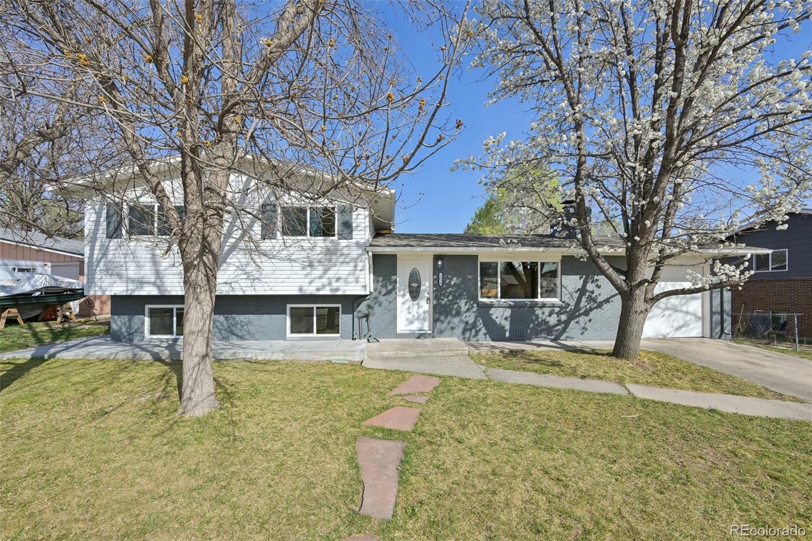1524  Twin Sisters Drive, longmont MLS: 6966368 Beds: 4 Baths: 2 Price: $499,500