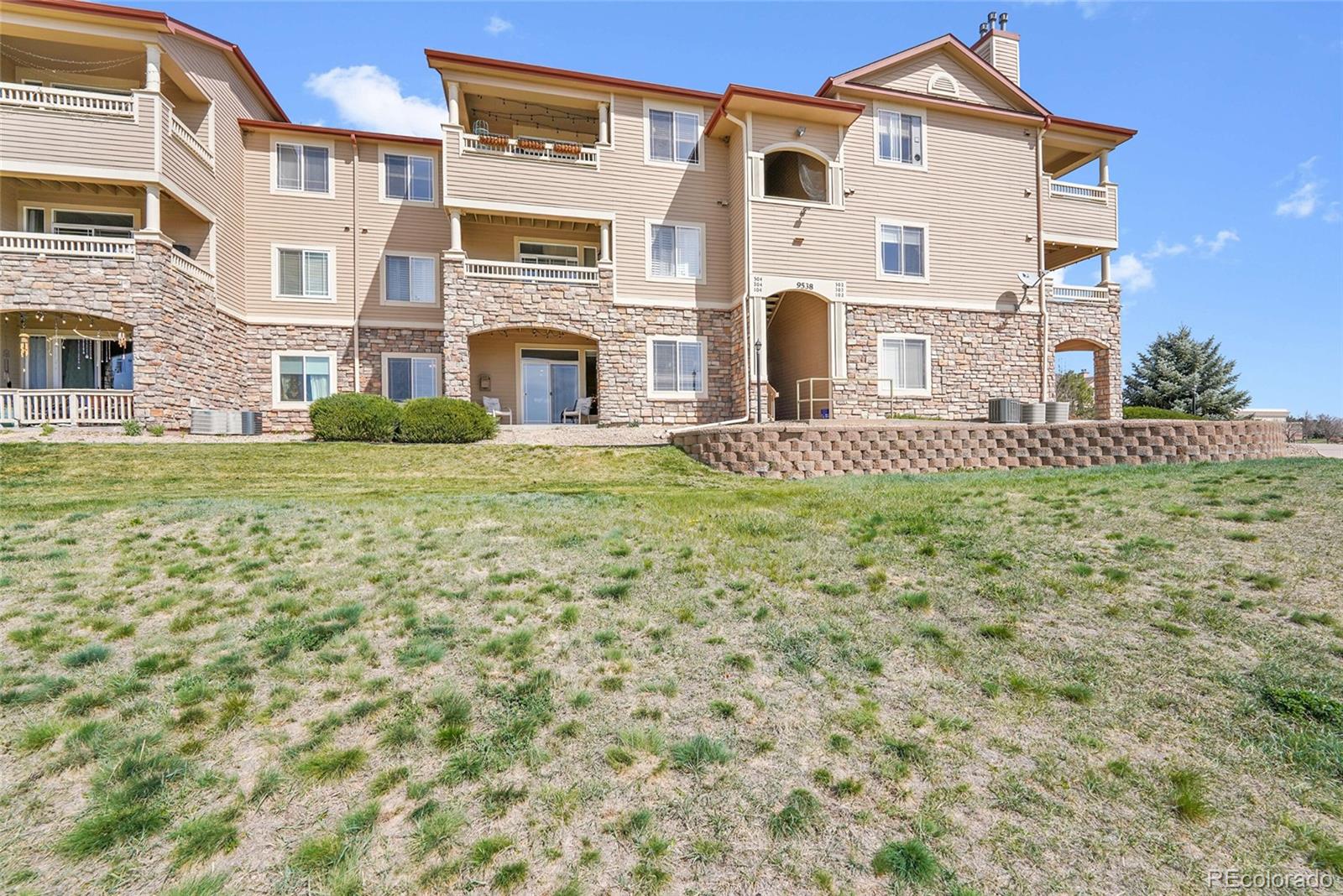 9538 W San Juan Circle 104, Littleton  MLS: 3889696 Beds: 2 Baths: 2 Price: $417,000