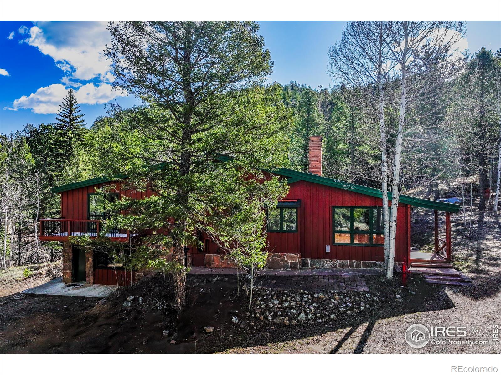 430  Hickory Drive, lyons MLS: 4567891031423 Beds: 3 Baths: 3 Price: $625,000