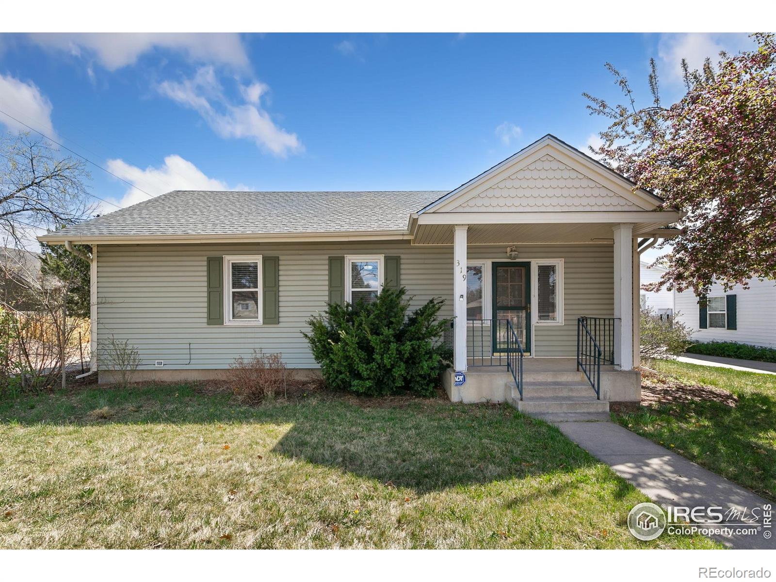 319  6th Street, windsor MLS: 4567891031610 Beds: 2 Baths: 2 Price: $425,000