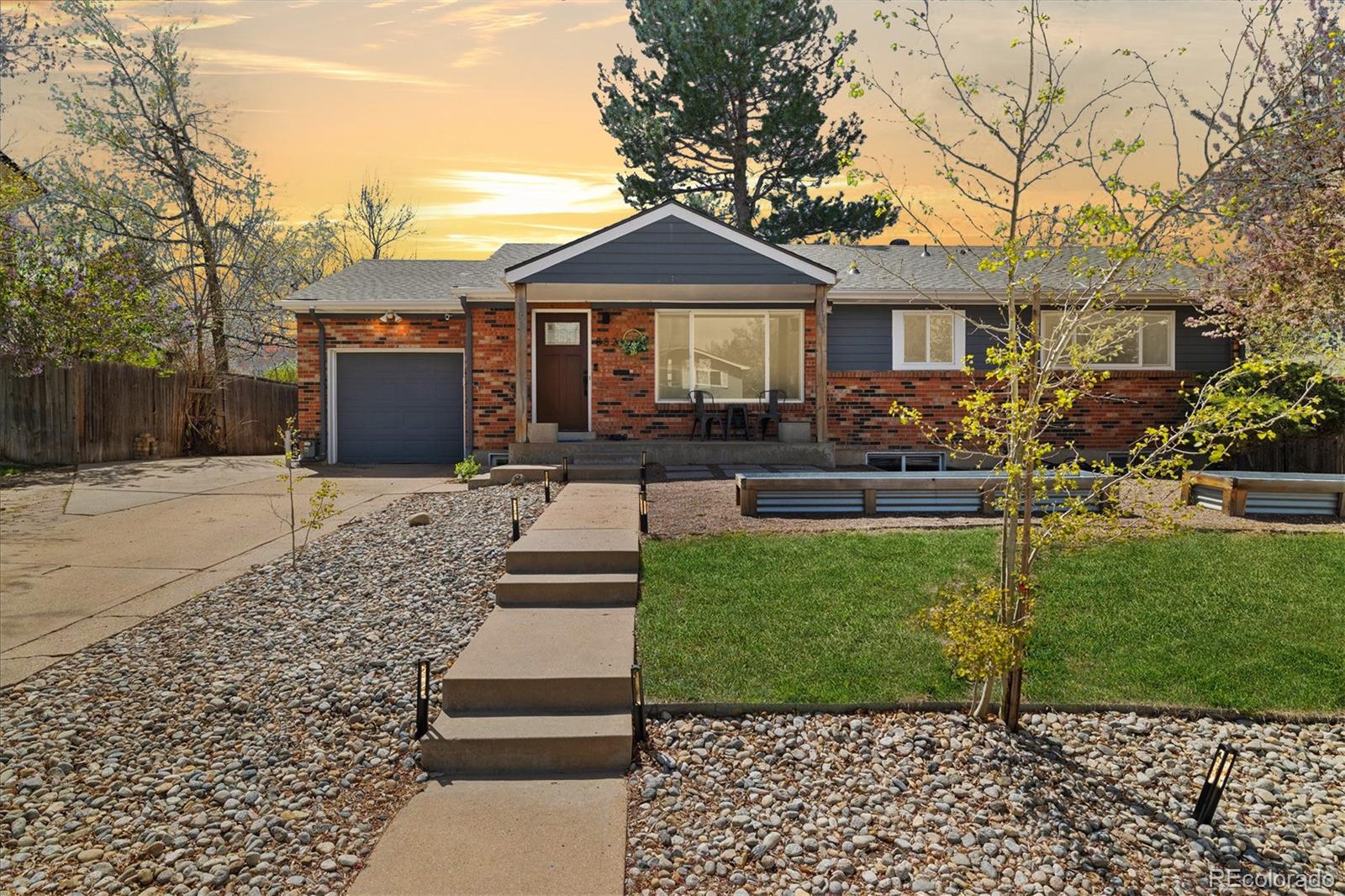 882 E Briarwood Circle, centennial MLS: 7794763 Beds: 5 Baths: 2 Price: $680,000