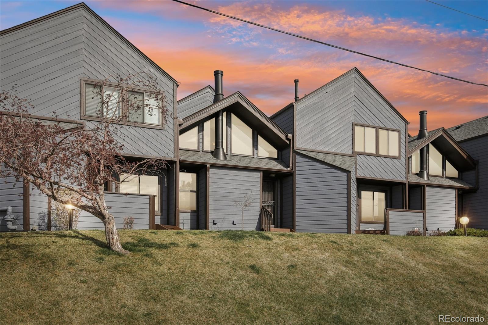 8881 W Yale Avenue , Lakewood  MLS: 9351074 Beds: 1 Baths: 2 Price: $300,000