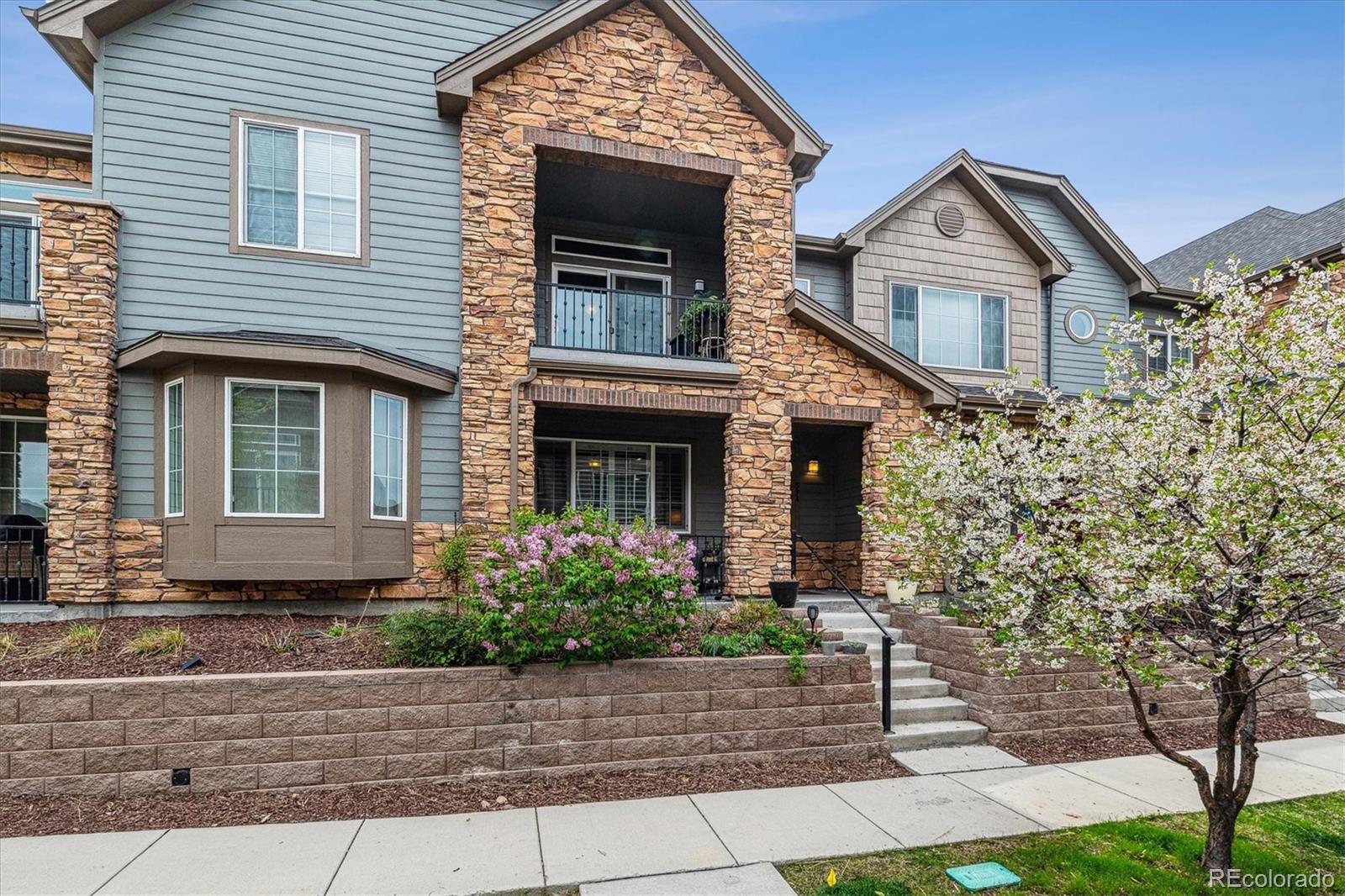 574 E Dry Creek Place, littleton MLS: 3164800 Beds: 3 Baths: 3 Price: $524,999