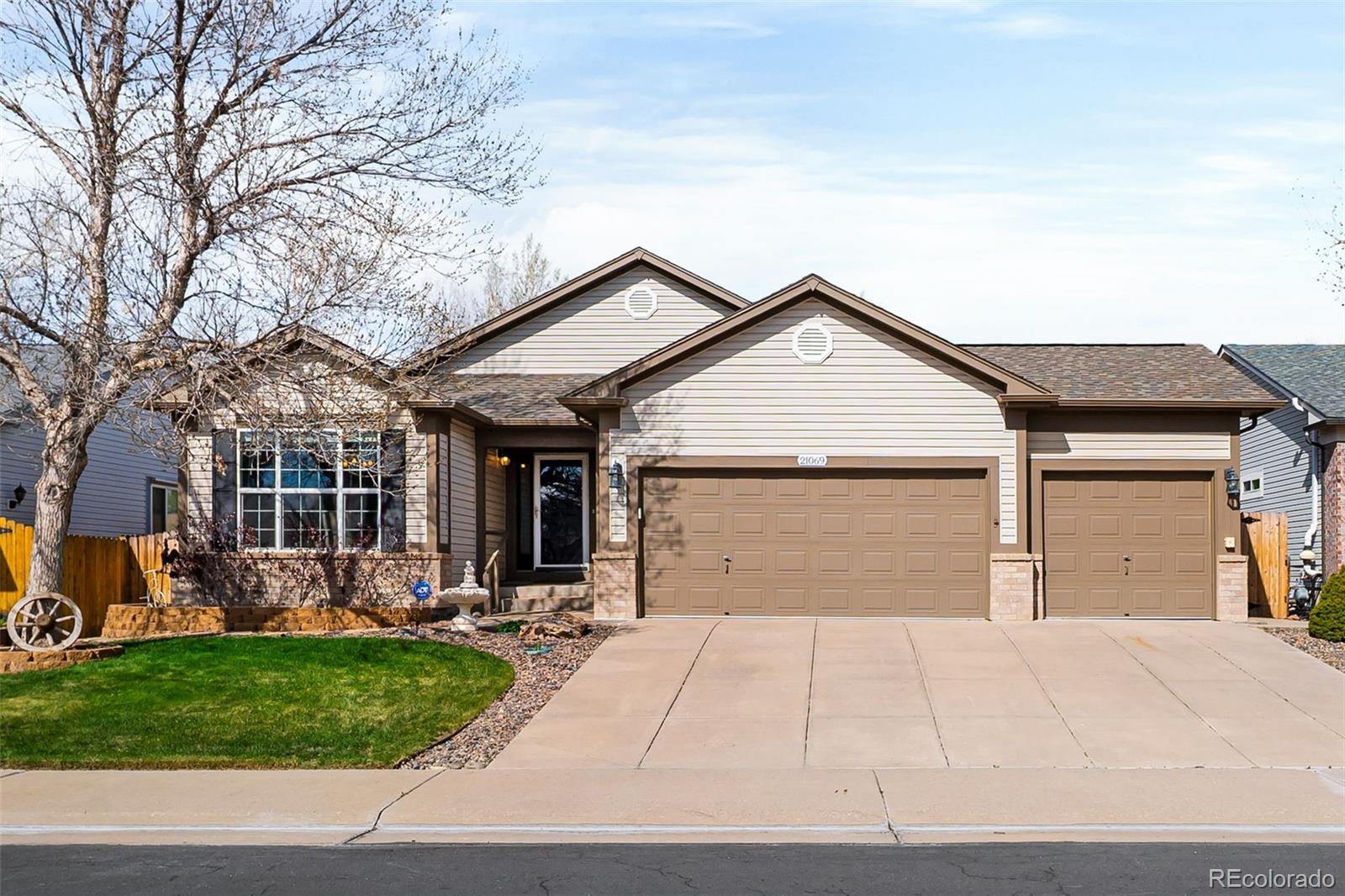 21069  Woodside Lane, parker MLS: 2397823 Beds: 3 Baths: 2 Price: $560,000