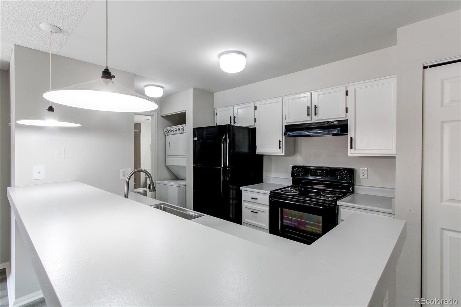 Chestnut Littleton Condo / Townhome | MLS #: 34115414899 S Dudley Street 15B, Littleton Beds: 1 Baths: 1 Price: $220,000
