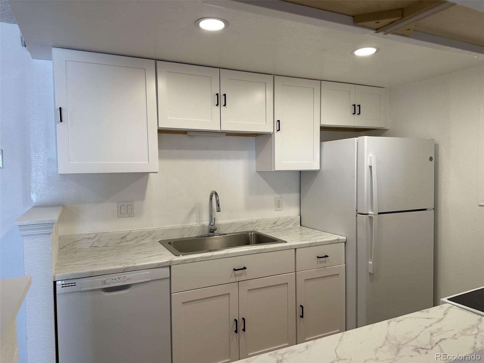 Foxdale Aurora Condo / Townhome | MLS #: 8700400943 S Zeno Way 205, Aurora Beds: 2 Baths: 2 Price: $245,000