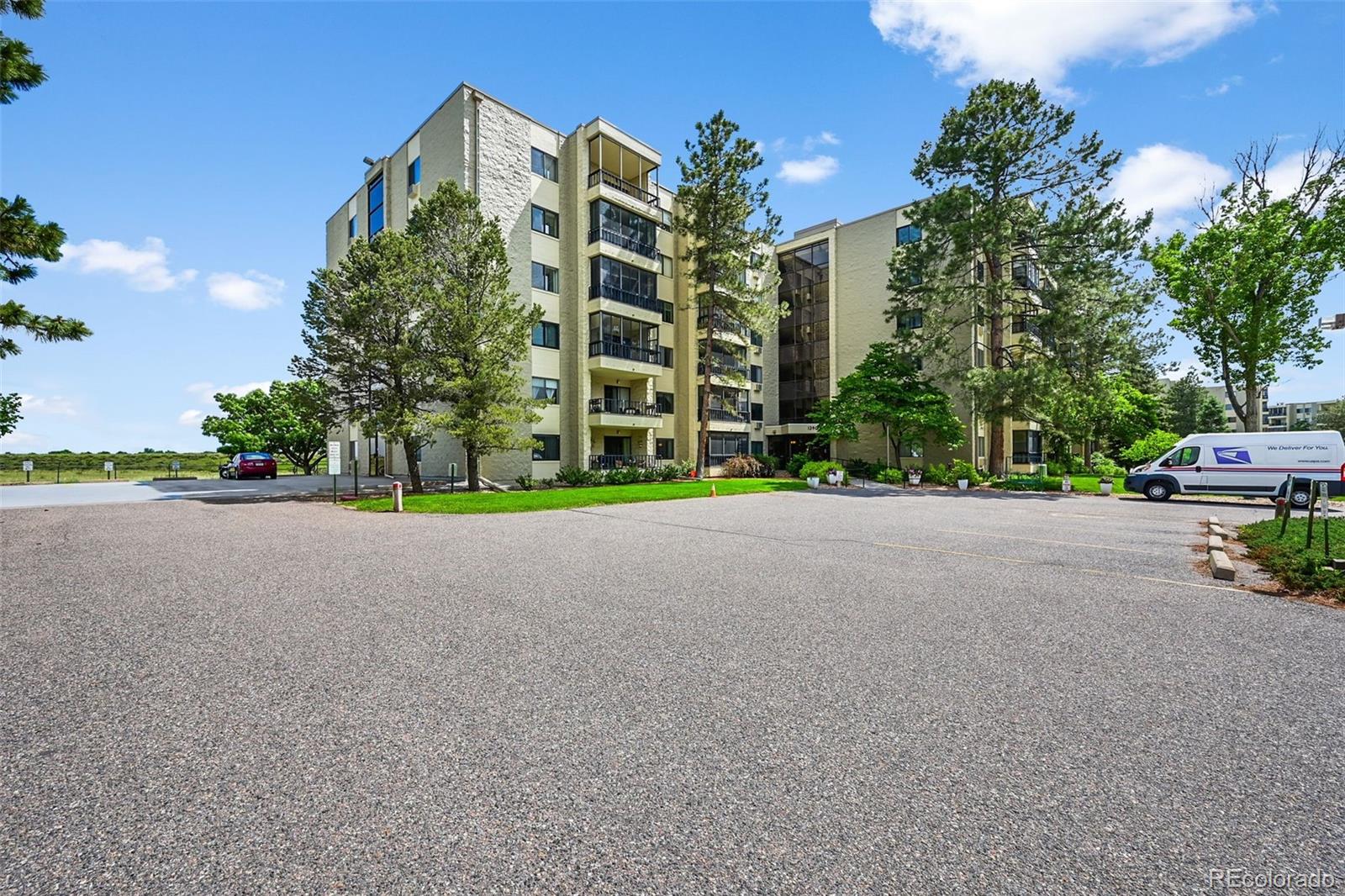 Heather Gardens Aurora Condo / Townhome | MLS #: 678487913902 E Marina Drive 303, Aurora Beds: 2 Baths: 2 Price: $239,900