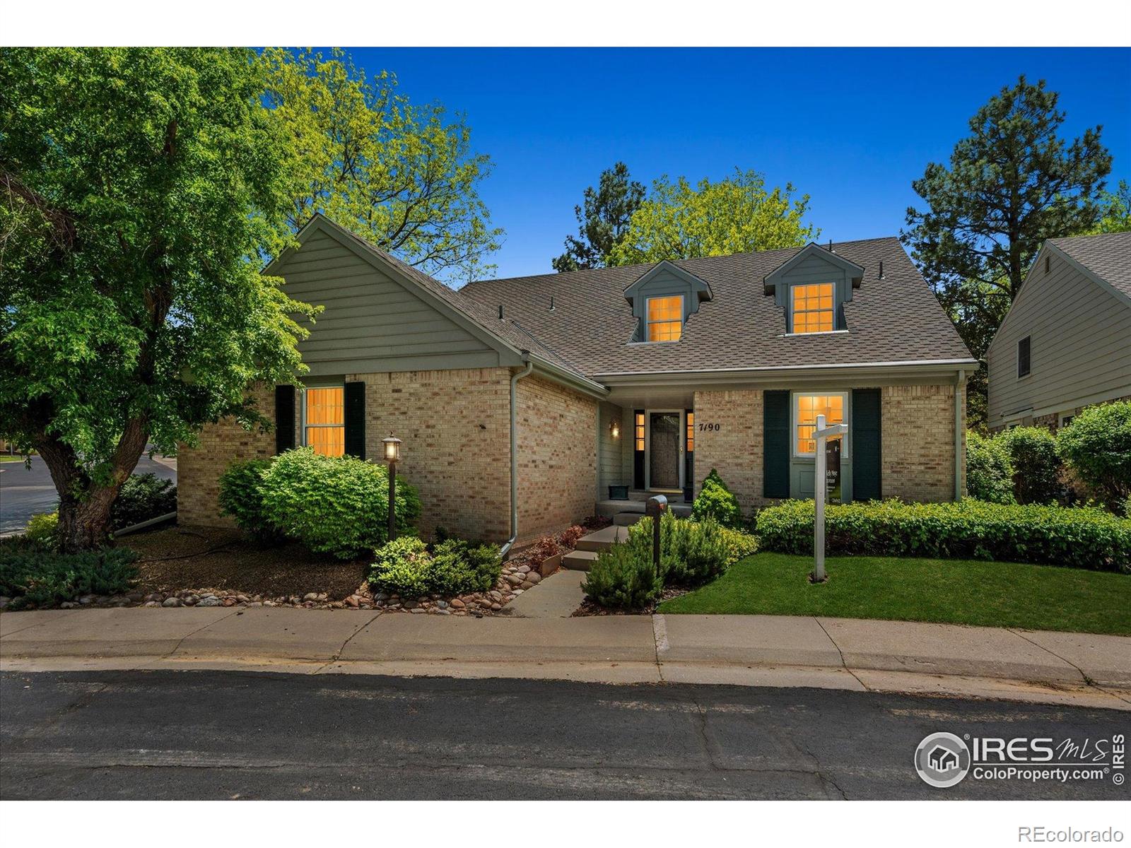 7190 S Poplar Court, centennial MLS: 4567891034394 Beds: 4 Baths: 4 Price: $695,000