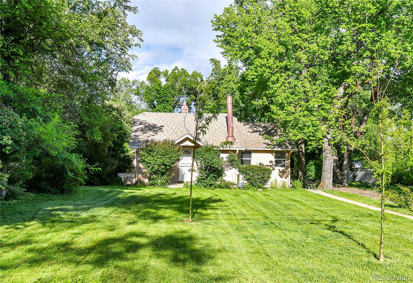 1930  Hoyt Street, lakewood MLS: 2323125 Beds: 3 Baths: 1 Price: $550,000
