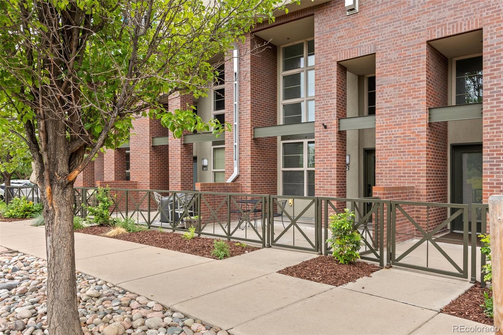 Central Park Denver Condo / Townhome | MLS #: 21138967700 E 29th Avenue 102, Denver Beds: 2 Baths: 3 Price: $475,000