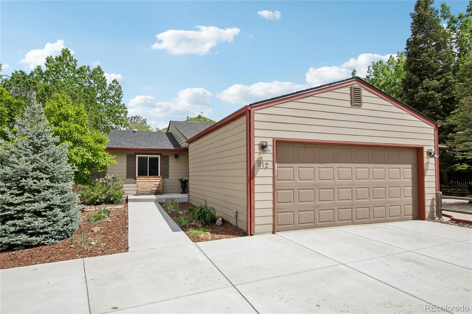 912  Oakwood Drive, castle rock MLS: 8294016 Beds: 4 Baths: 2 Price: $539,900