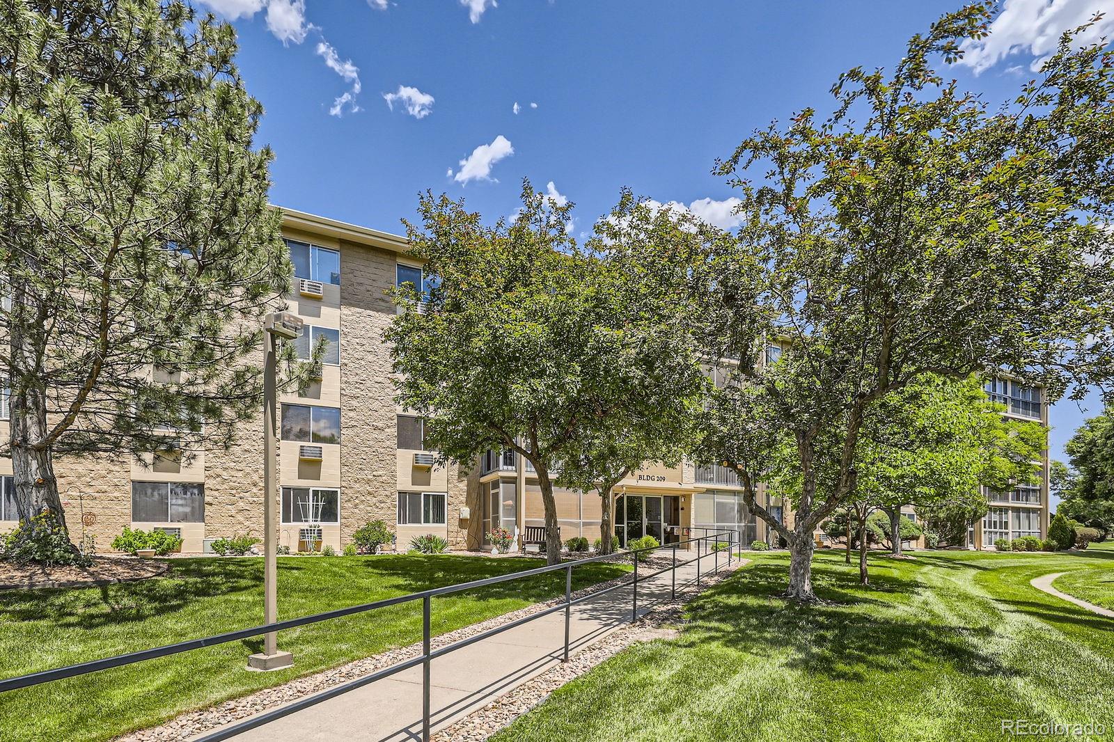 Heather Gardens Aurora Condo / Townhome | MLS #: 67167033124 S Wheeling Way 102, Aurora Beds: 2 Baths: 1 Price: $170,000