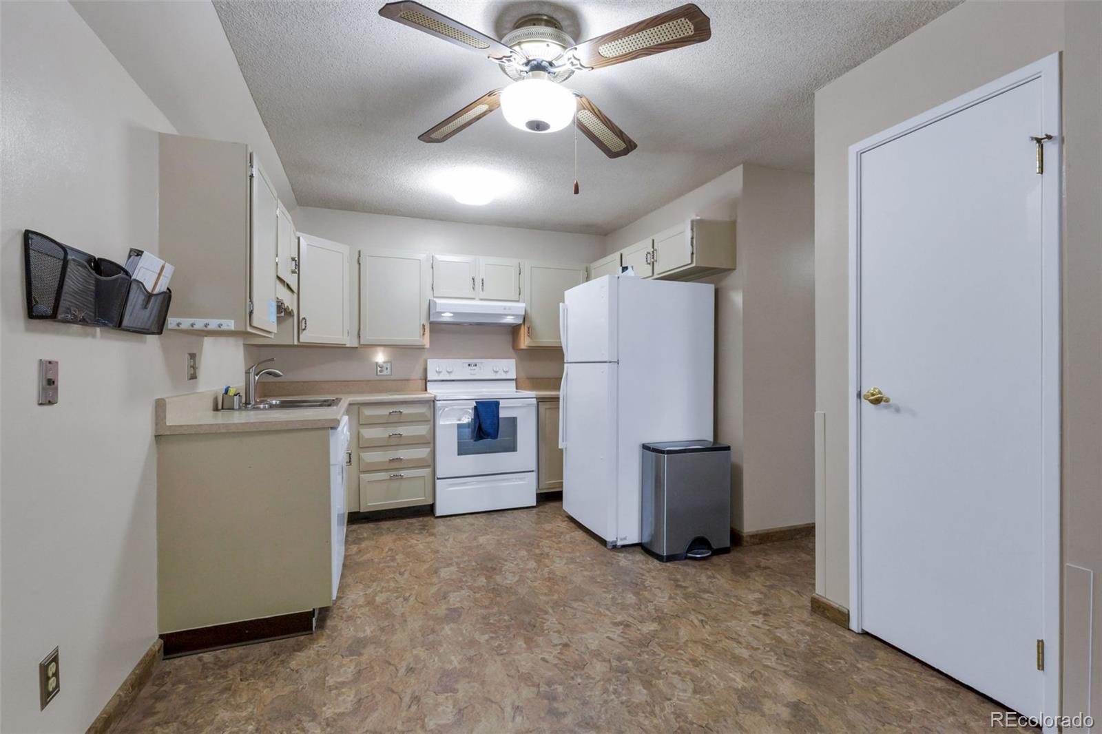 Heather Gardens Aurora Condo / Townhome | MLS #: 427363913606 E Bates Avenue 102, Aurora Beds: 2 Baths: 1 Price: $175,000