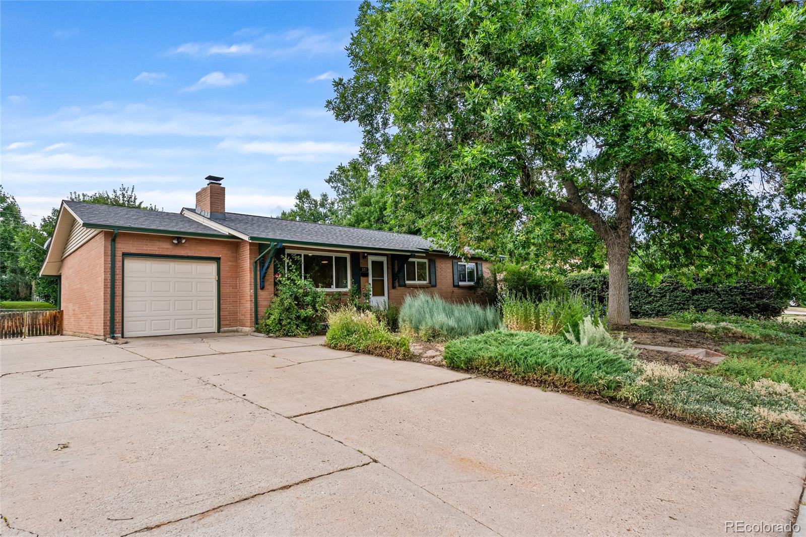 Briarwood Hills Lakewood Home | MLS #: 9332506571 S Taft Street, Lakewood Beds: 6 Baths: 4 Price: $649,000