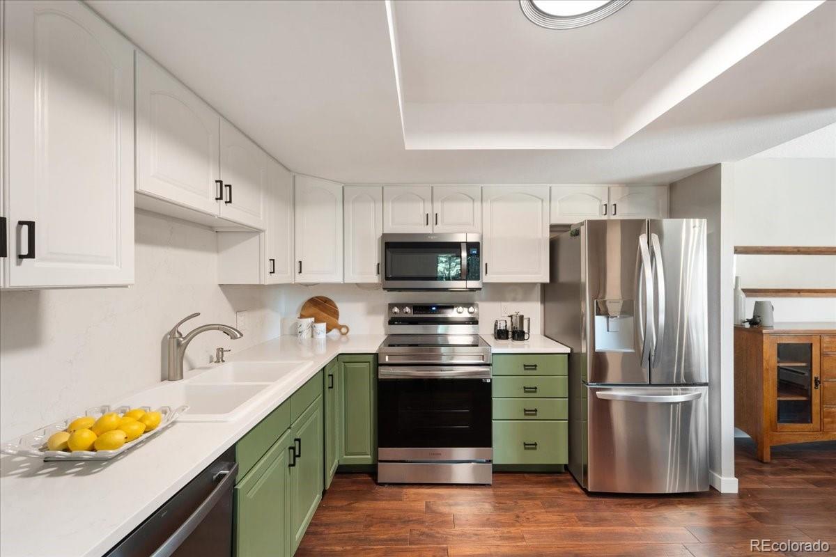 Heather Gardens Aurora Condo / Townhome | MLS #: 933256913902 E Marina Drive 202, Aurora Beds: 2 Baths: 2 Price: $335,000
