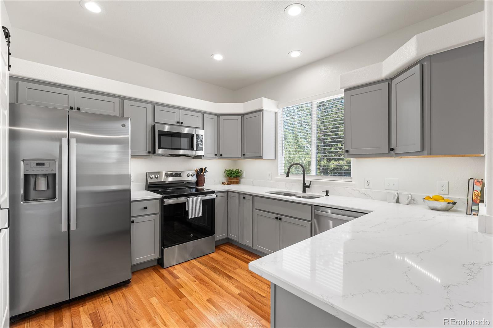 7600 w coal mine avenue, Littleton sold home. Closed on 2025-09-26 for $434,000.