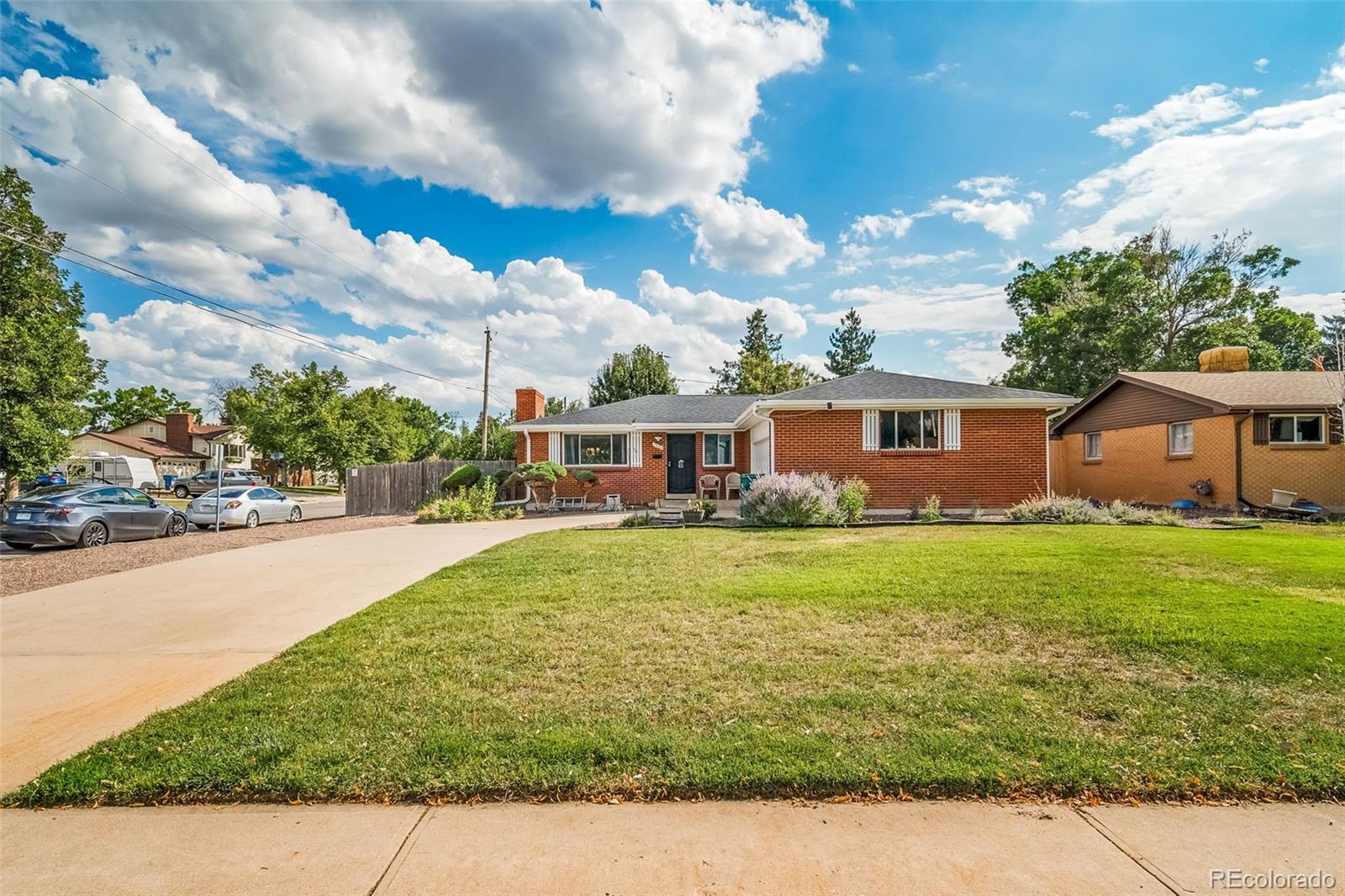 Lyn Knoll Aurora Home | MLS #: 929124913674 E Parkview Drive, Aurora Beds: 5 Baths: 3 Price: $450,000