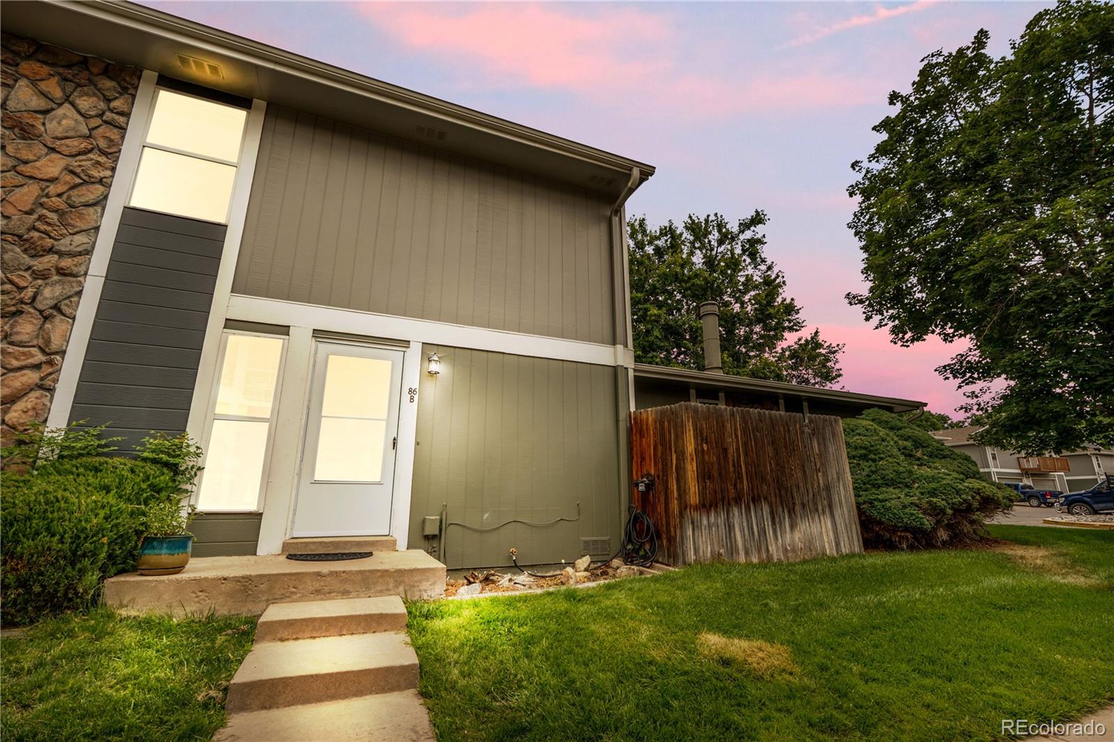 Raintree East Aurora Condo / Townhome | MLS #: 593487110001 E Evans Avenue 86B, Aurora Beds: 2 Baths: 2 Price: $260,000
