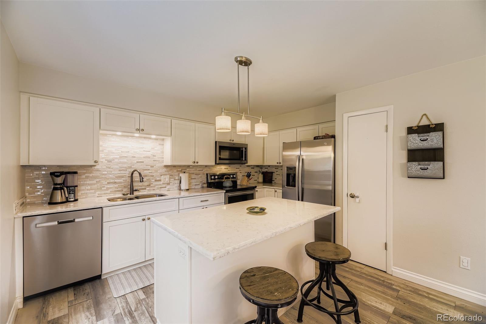 7414 w roxbury place, Littleton sold home. Closed on 2025-09-22 for $450,000.