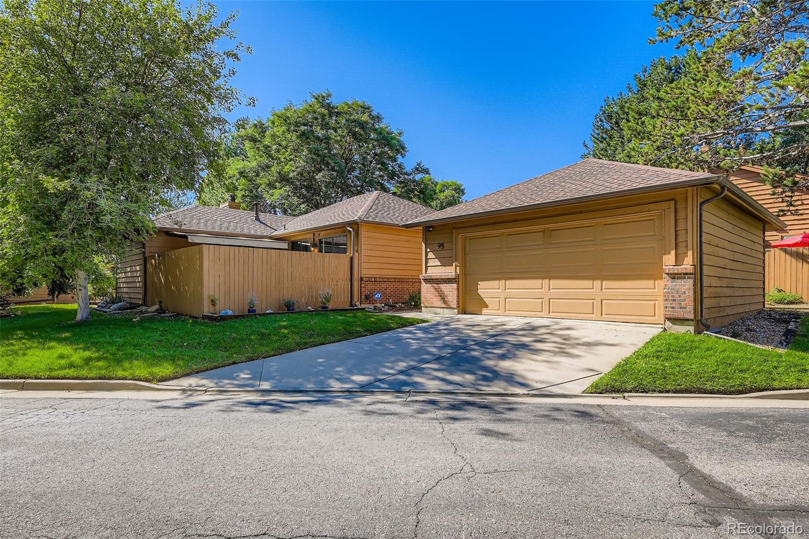 Sunridge Aurora Condo / Townhome | MLS #: 276175595 S Eagle Circle , Aurora Beds: 3 Baths: 3 Price: $415,000