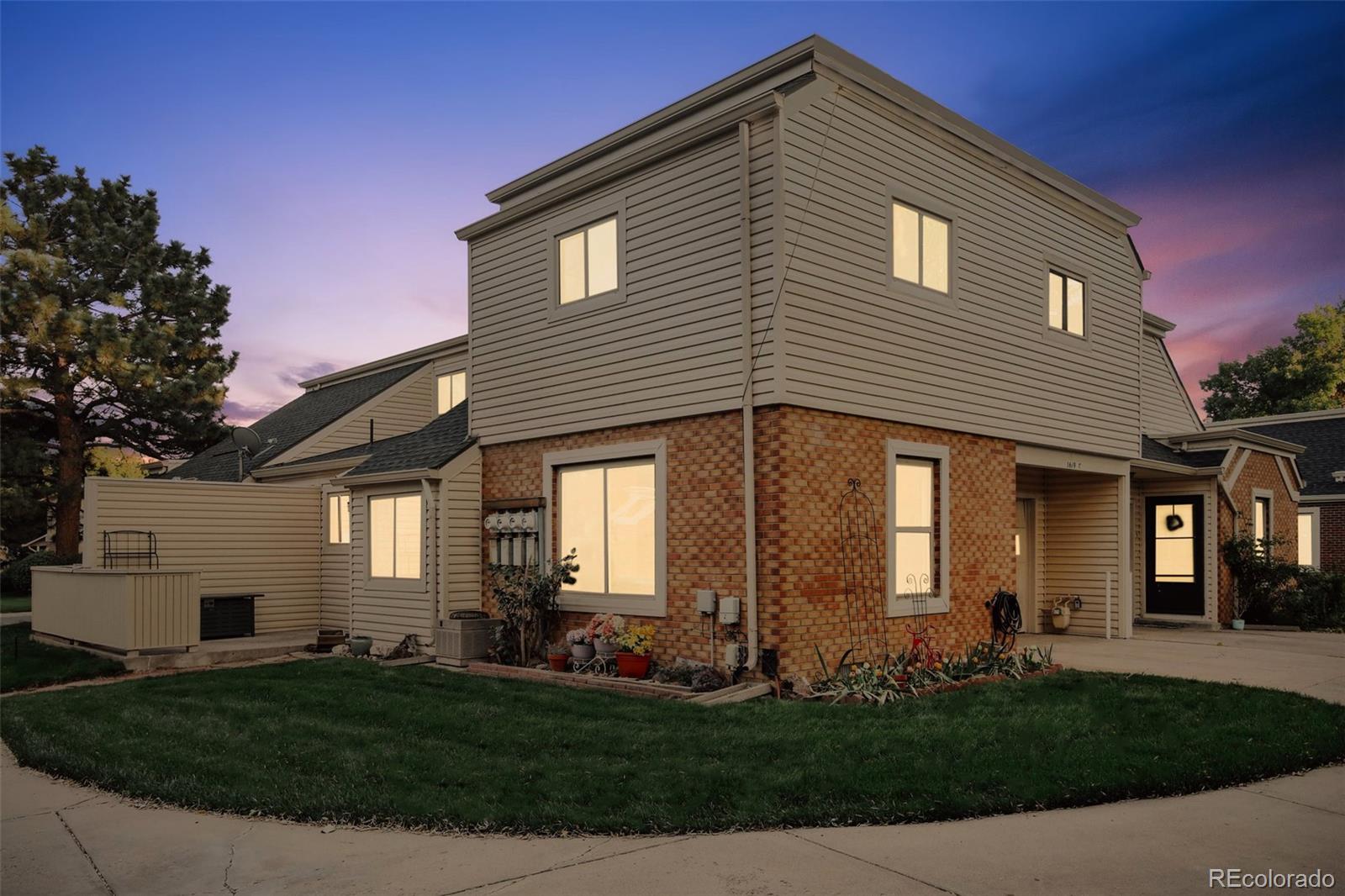 1679 s lee street, Lakewood sold home. Closed on 2026-05-07 for $358,000.