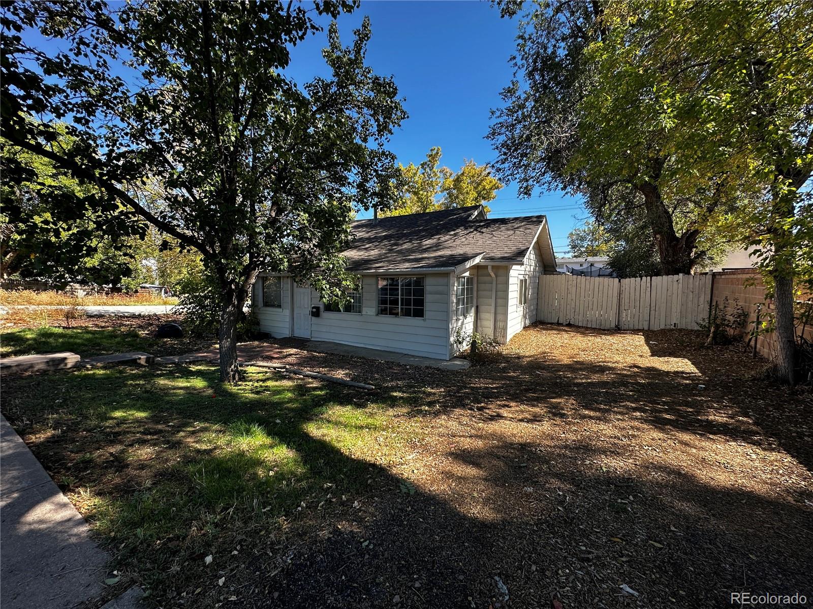 212  knox court, Denver sold home. Closed on 2025-12-03 for $330,000.