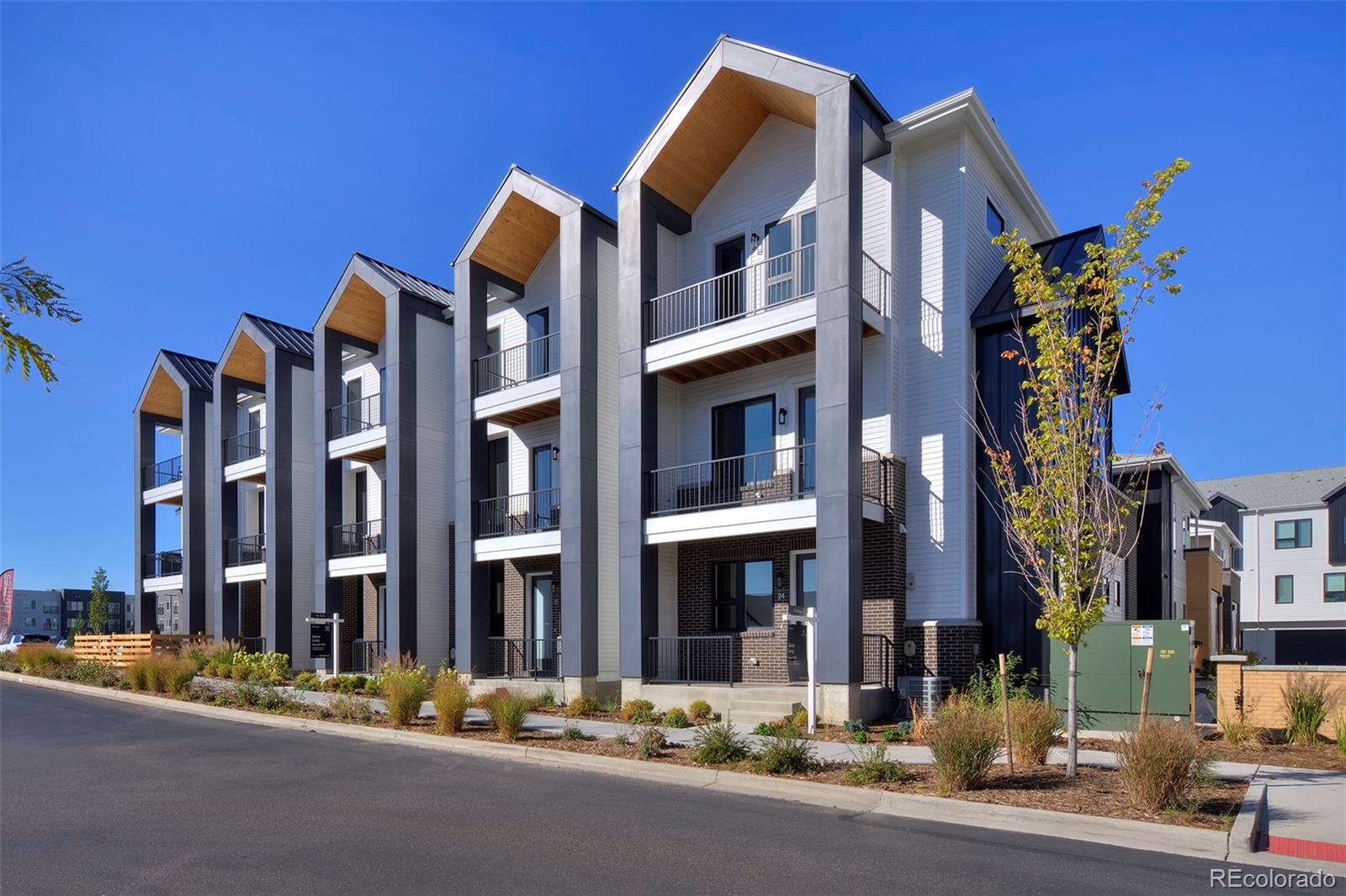 Central Park Denver Condo / Townhome | MLS #: 37454028280 E 36th Avenue 25, Denver Beds: 2 Baths: 3 Price: $595,000