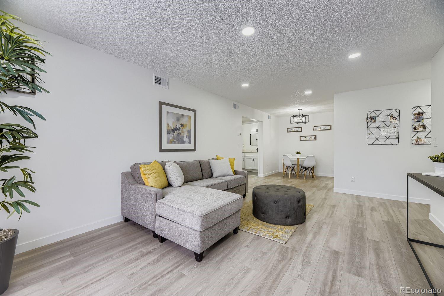 3550 s harlan street, Denver sold home. Closed on 2025-11-21 for $210,000.