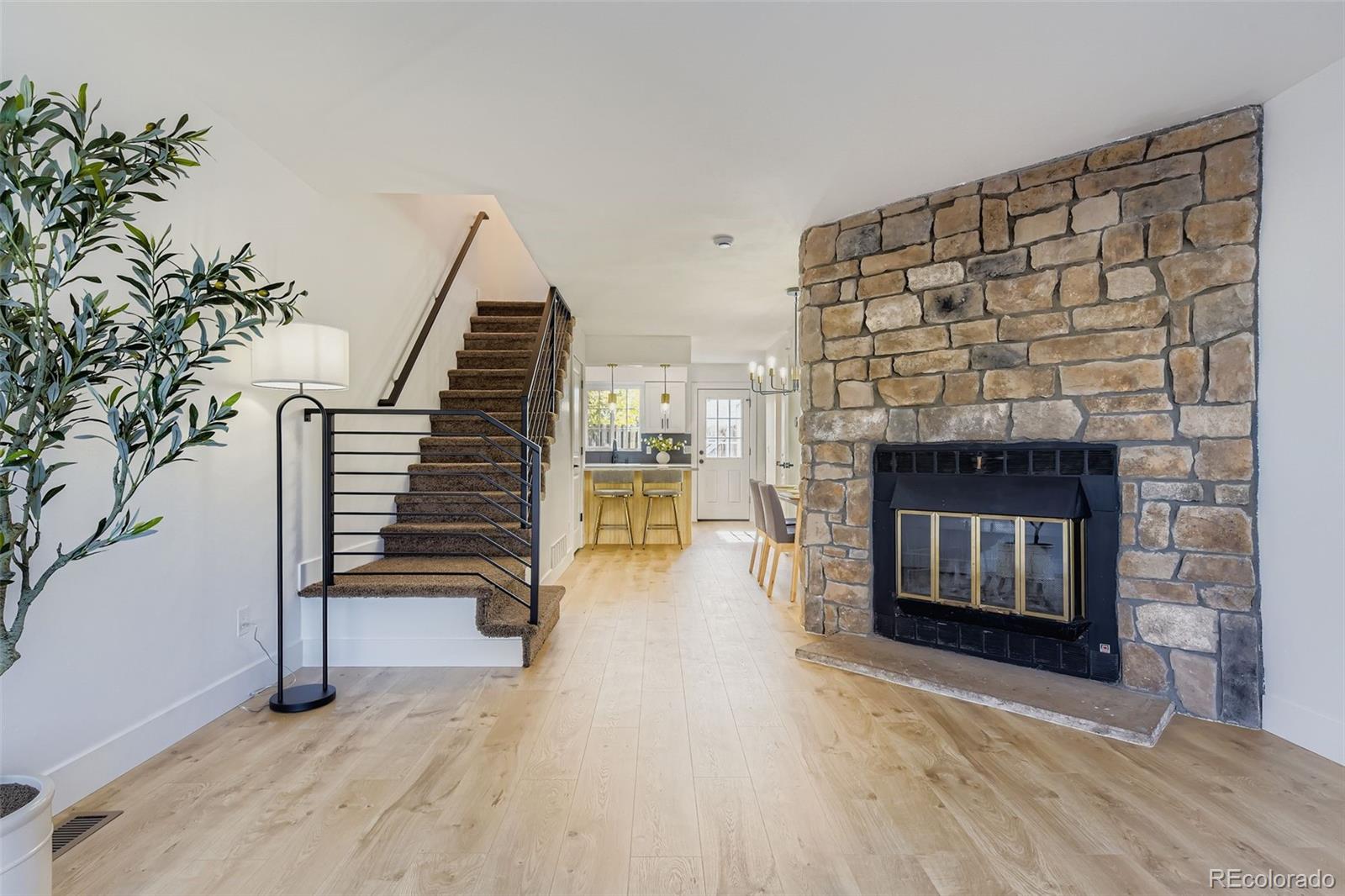 San Francisco Aurora Condo / Townhome | MLS #: 455506814384 E Hawaii Circle D, Aurora Beds: 2 Baths: 2 Price: $298,000