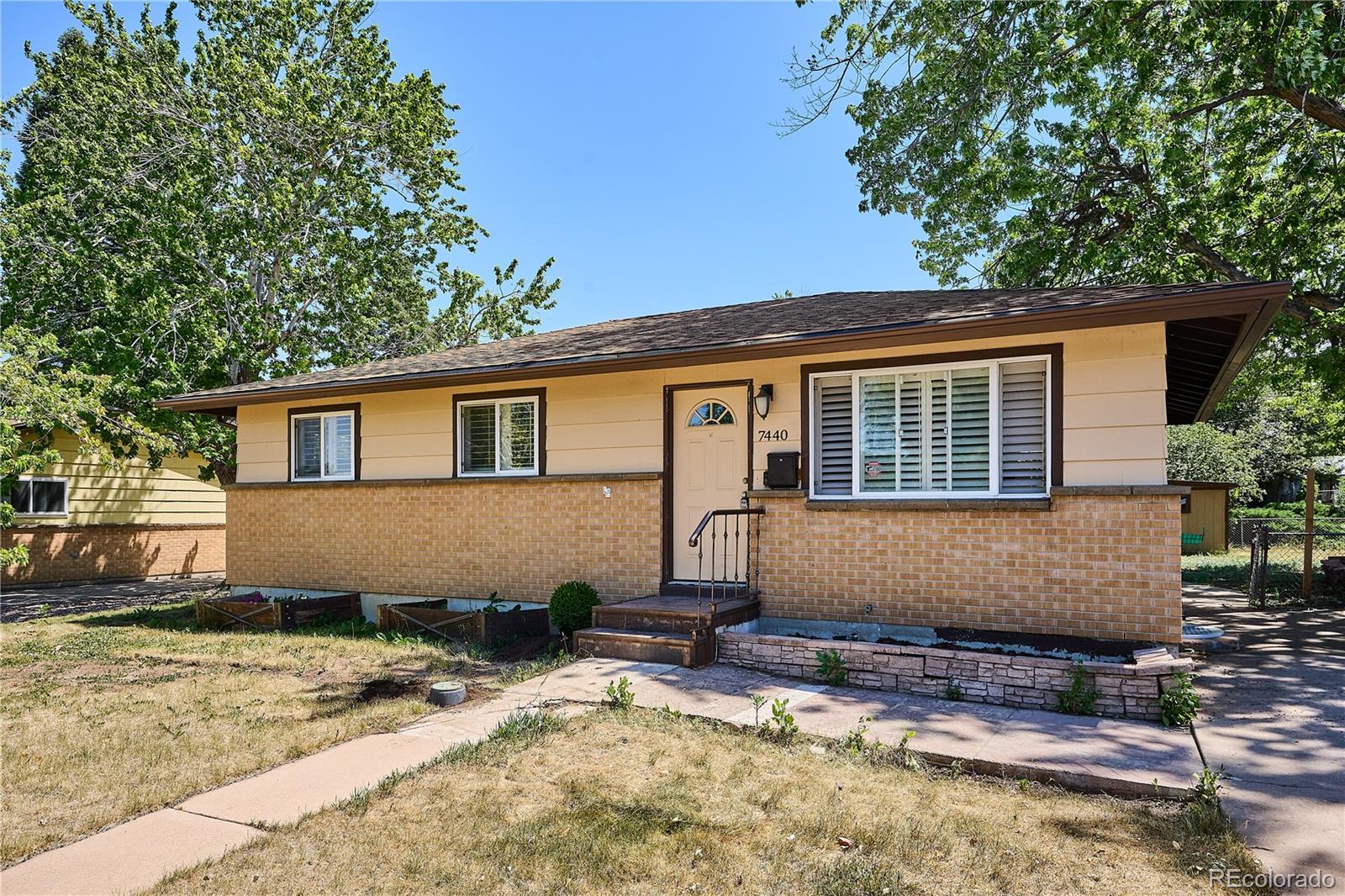  Lakewood Home | MLS #: 83281607440 W Oregon Drive, Lakewood Beds: 5 Baths: 2 Price: $520,000