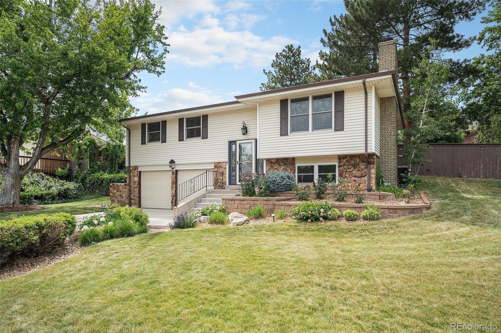 Lochwood Lakewood Home | MLS #: 368924810473 W Arkansas Drive, Lakewood Beds: 3 Baths: 3 Price: $639,000