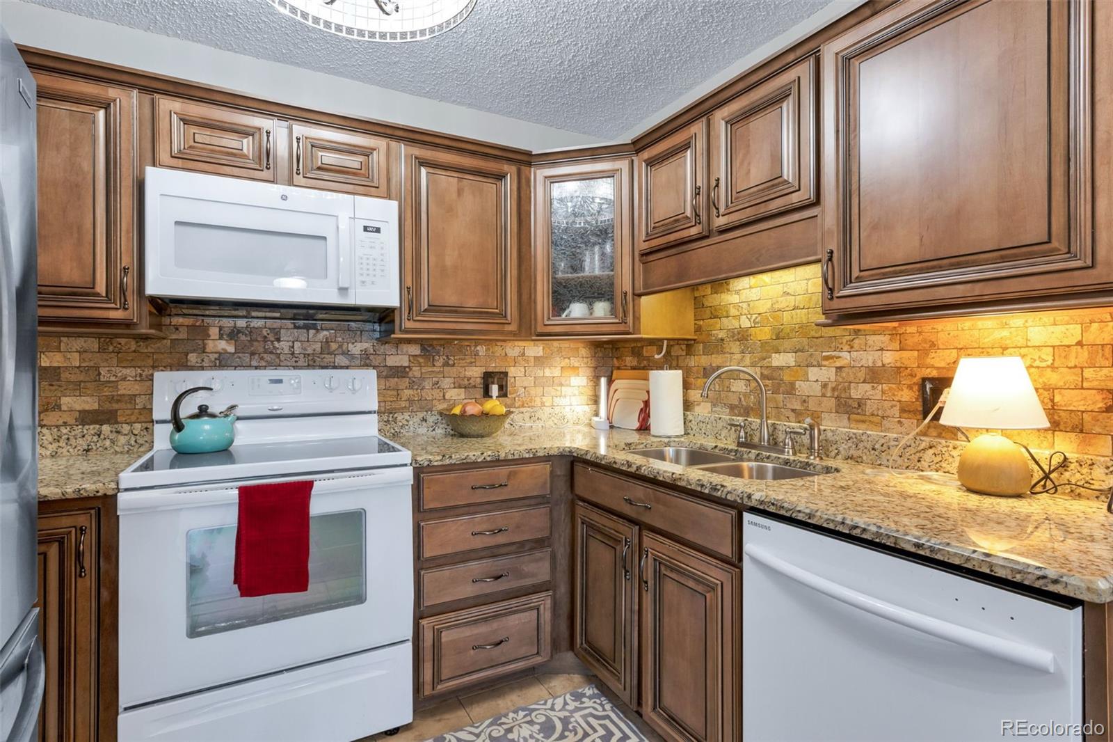 Heather Gardens Aurora Condo / Townhome | MLS #: 63861853144 S Wheeling Way 301, Aurora Beds: 2 Baths: 1 Price: $189,000