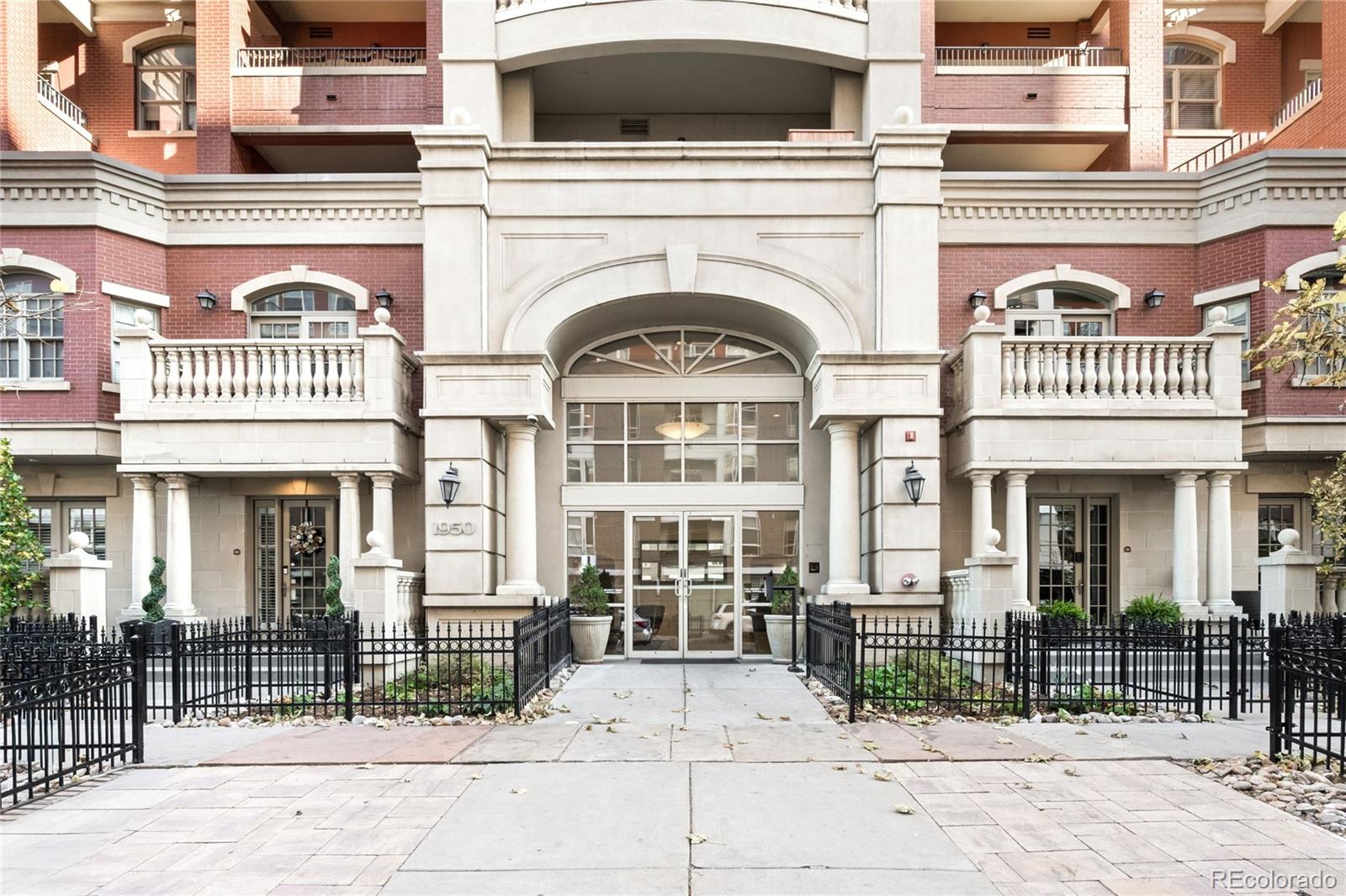 Uptown Denver Condo / Townhome | MLS #: 26813121950 N Logan Street 901, Denver Beds: 2 Baths: 2 Price: $450,000