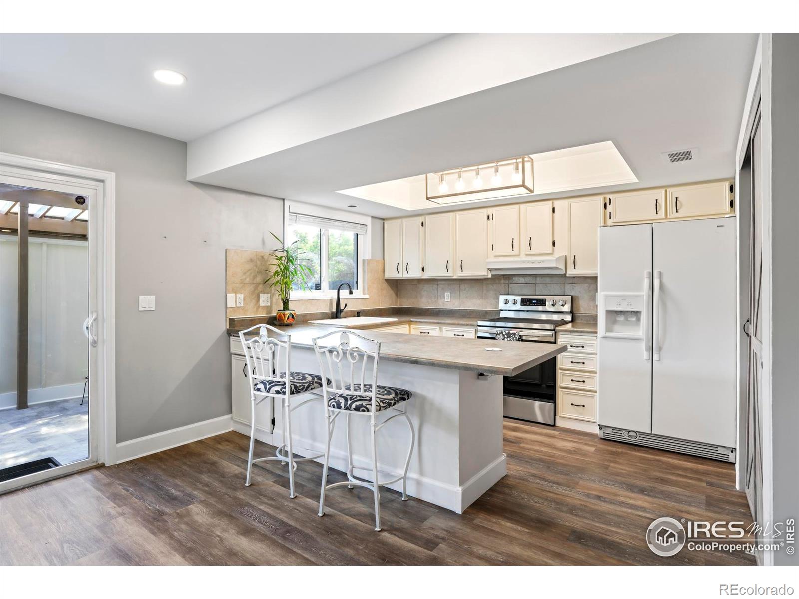 Green Mountain Lakewood Condo / Townhome | MLS #: 456789104759712425 W Alameda Drive , Lakewood Beds: 2 Baths: 3 Price: $370,000