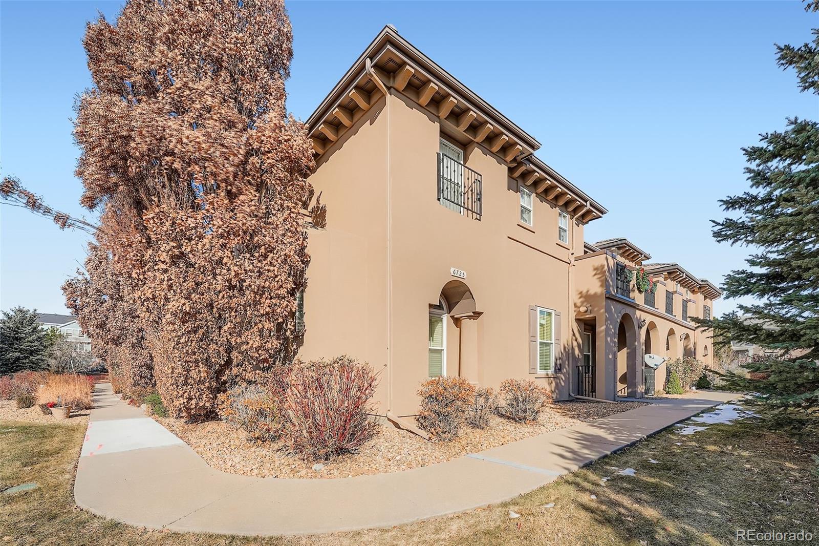 6725 s versailles way, Aurora sold home. Closed on 2026-02-05 for $335,000.