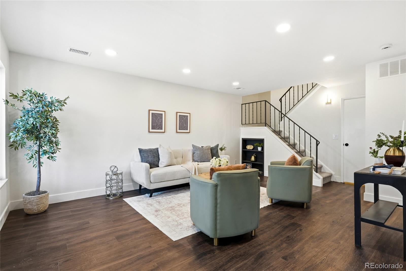2557 s dover street, Lakewood sold home. Closed on 2026-02-11 for $335,000.
