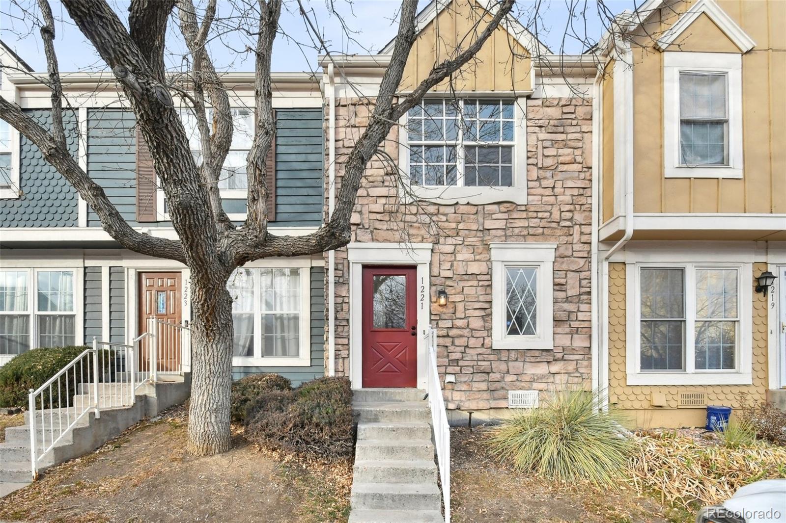 1221 s idalia street, Aurora sold home. Closed on 2026-03-27 for $294,000.