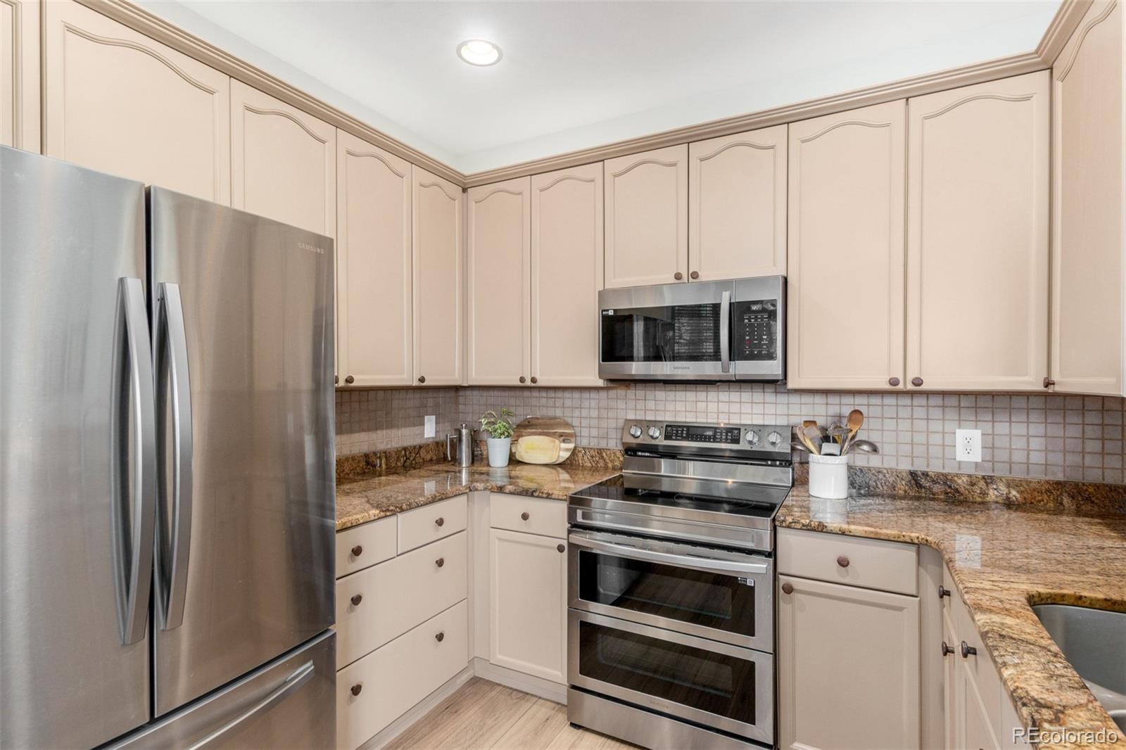 8445 s holland way, Littleton sold home. Closed on 2026-04-13 for $375,000.