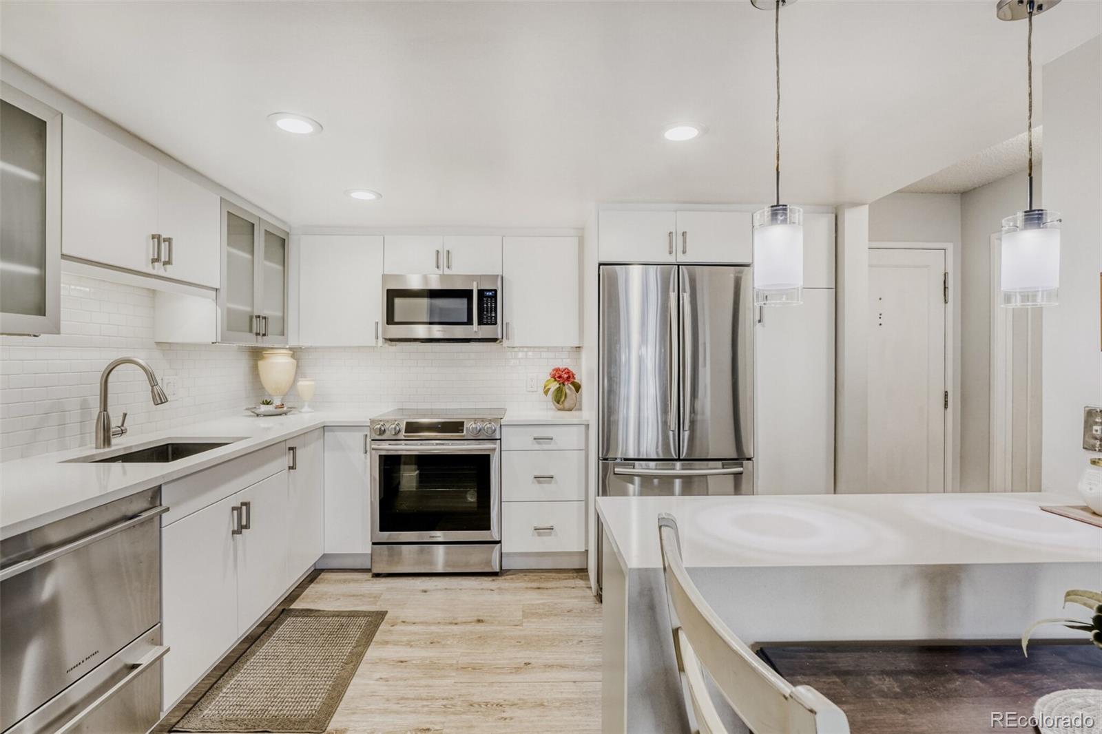 Heather Gardens Aurora Condo / Townhome | MLS #: 399101313631 E Marina Drive 105, Aurora Beds: 2 Baths: 2 Price: $319,500
