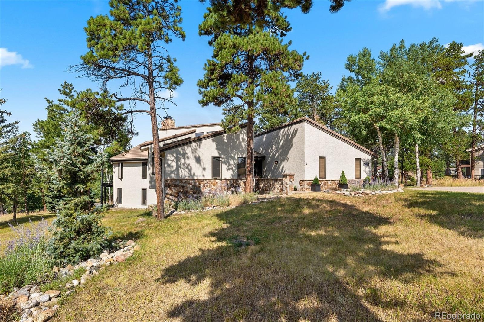 23765  currant drive, Golden sold home. Closed on 2026-04-30 for $1,750,000.