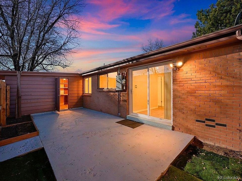  Arvada Condo / Townhome | MLS #: 212193810322 W 59th Avenue 1, Arvada Beds: 3 Baths: 2 Price: $320,000