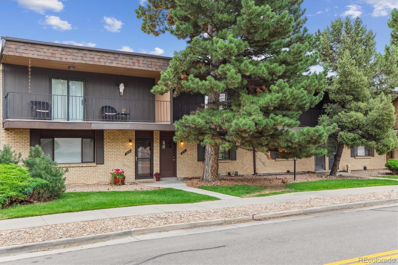  Lakewood Condo / Townhome | MLS #: 91352621872  Robb Street , Lakewood Beds: 2 Baths: 3 Price: $299,000