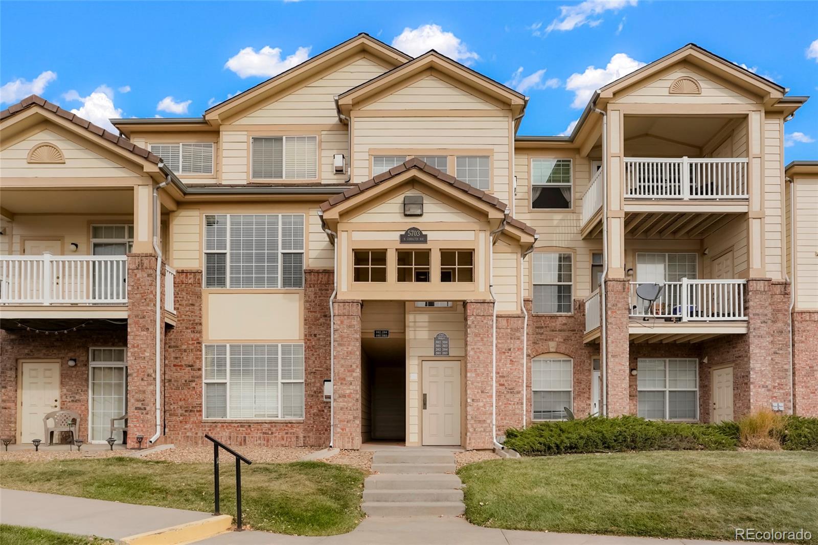 5703 n gibralter way, Aurora sold home. Closed on 2026-05-01 for $300,000.