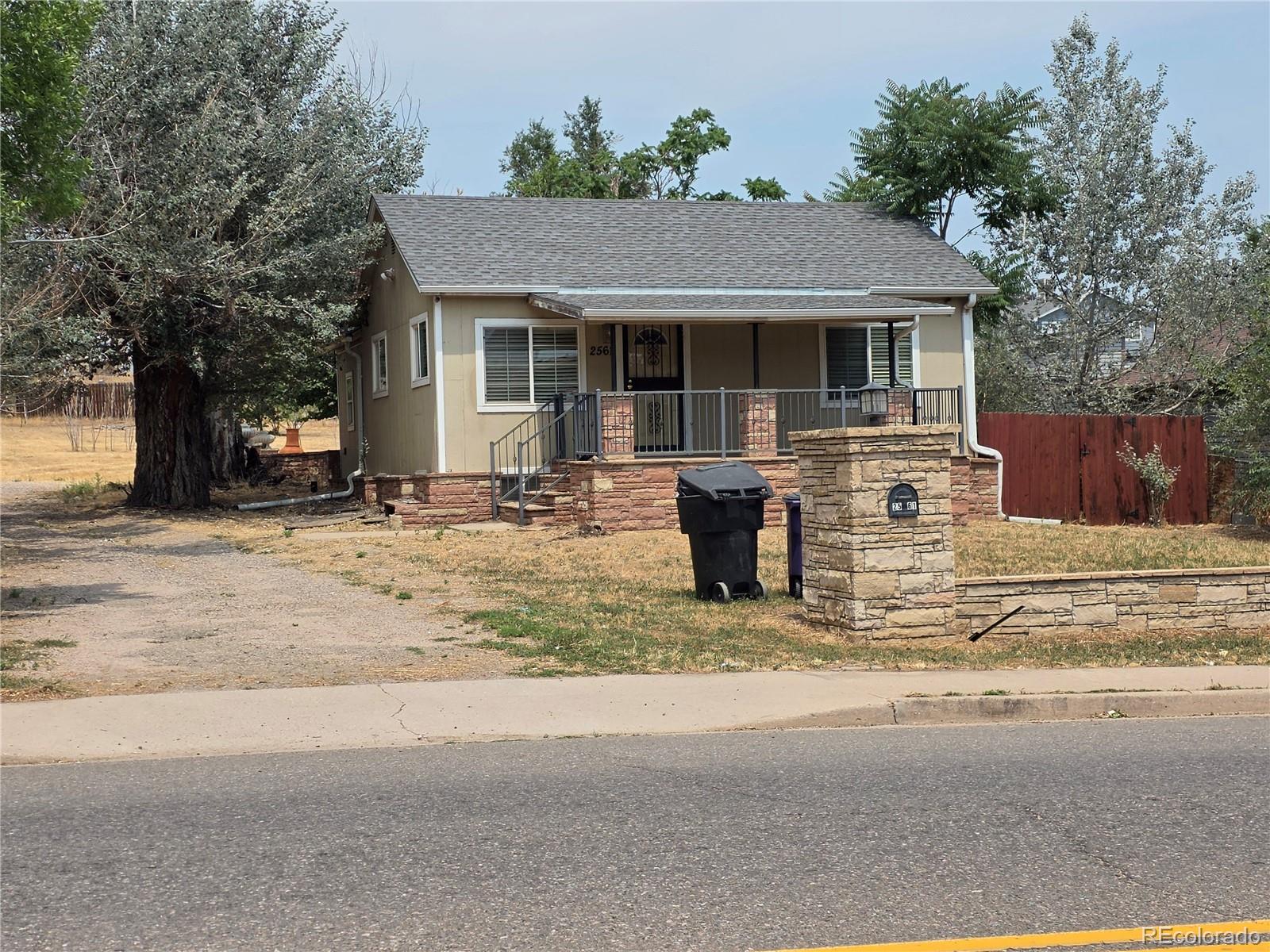 2561 w dartmouth avenue, Denver sold home. Closed on 2026-04-20 for $1,033,000.