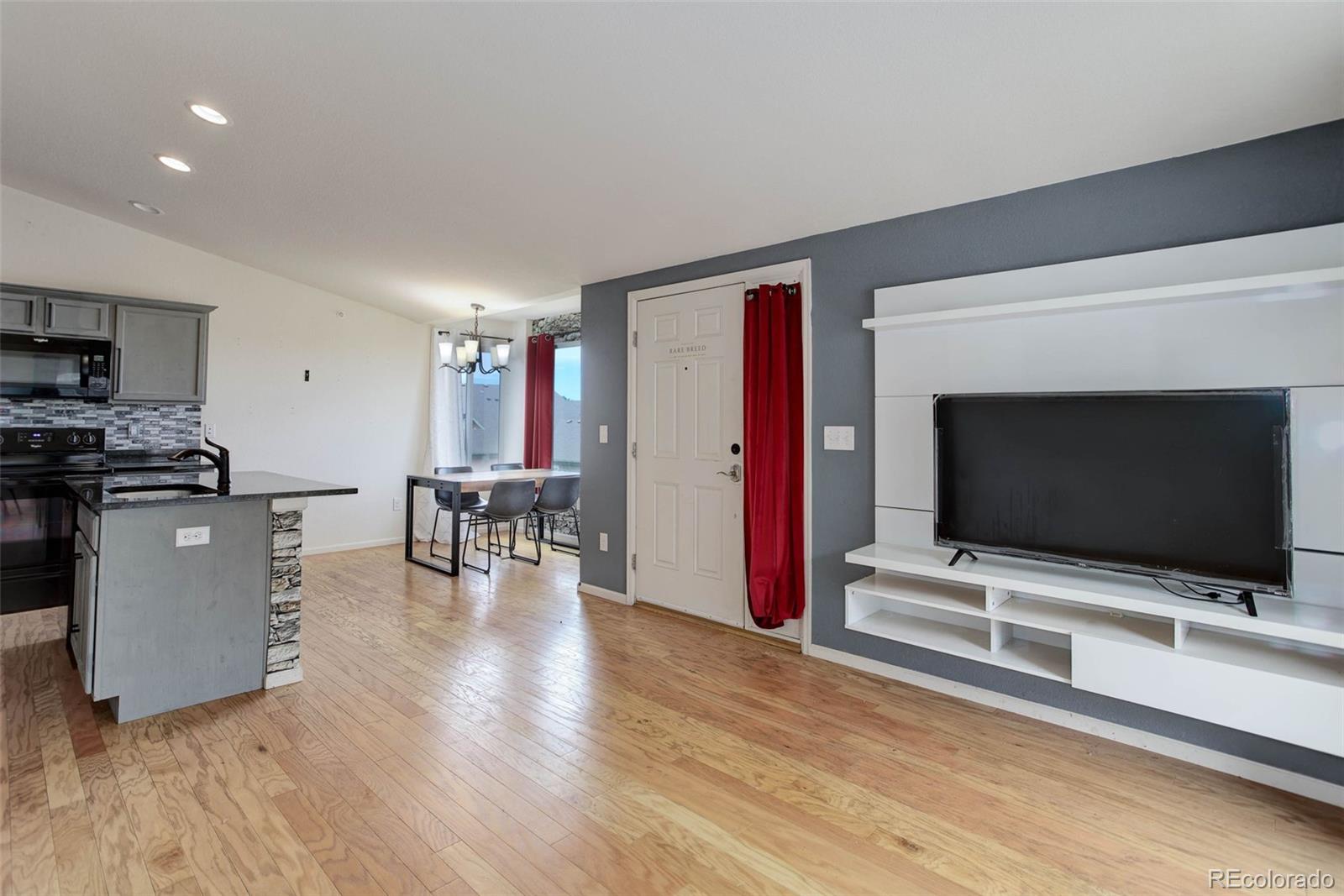 Cottage Grove Aurora Condo / Townhome | MLS #: 615059015165 E 16th Place 201, Aurora Beds: 3 Baths: 2 Price: $269,900