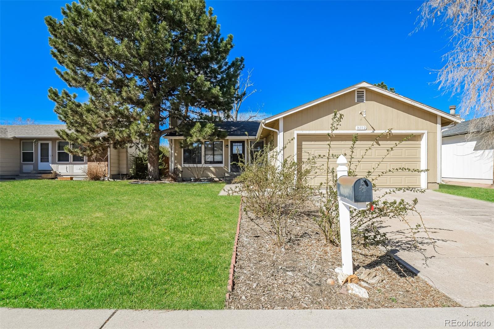 Mission Viejo Aurora Home | MLS #: 433444316812 E Mansfield Circle, Aurora Beds: 3 Baths: 2 Price: $429,000